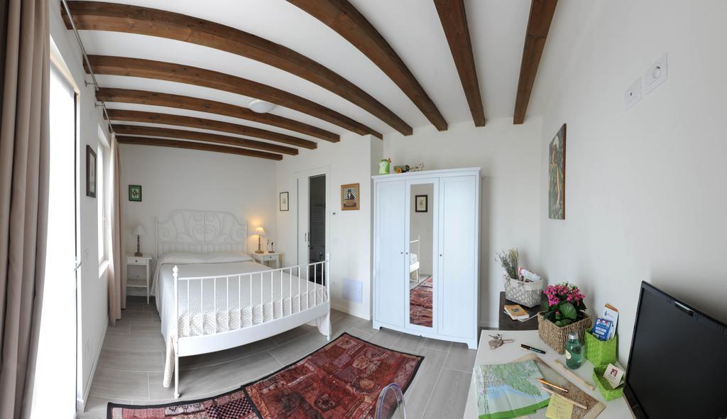 Monte Maino Bed & Breakfast Desenzano del Garda Quarto foto